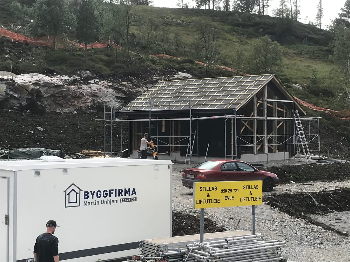 Grunnmur til hytte med firmahenger fra Byggfirma Martin Unhjem