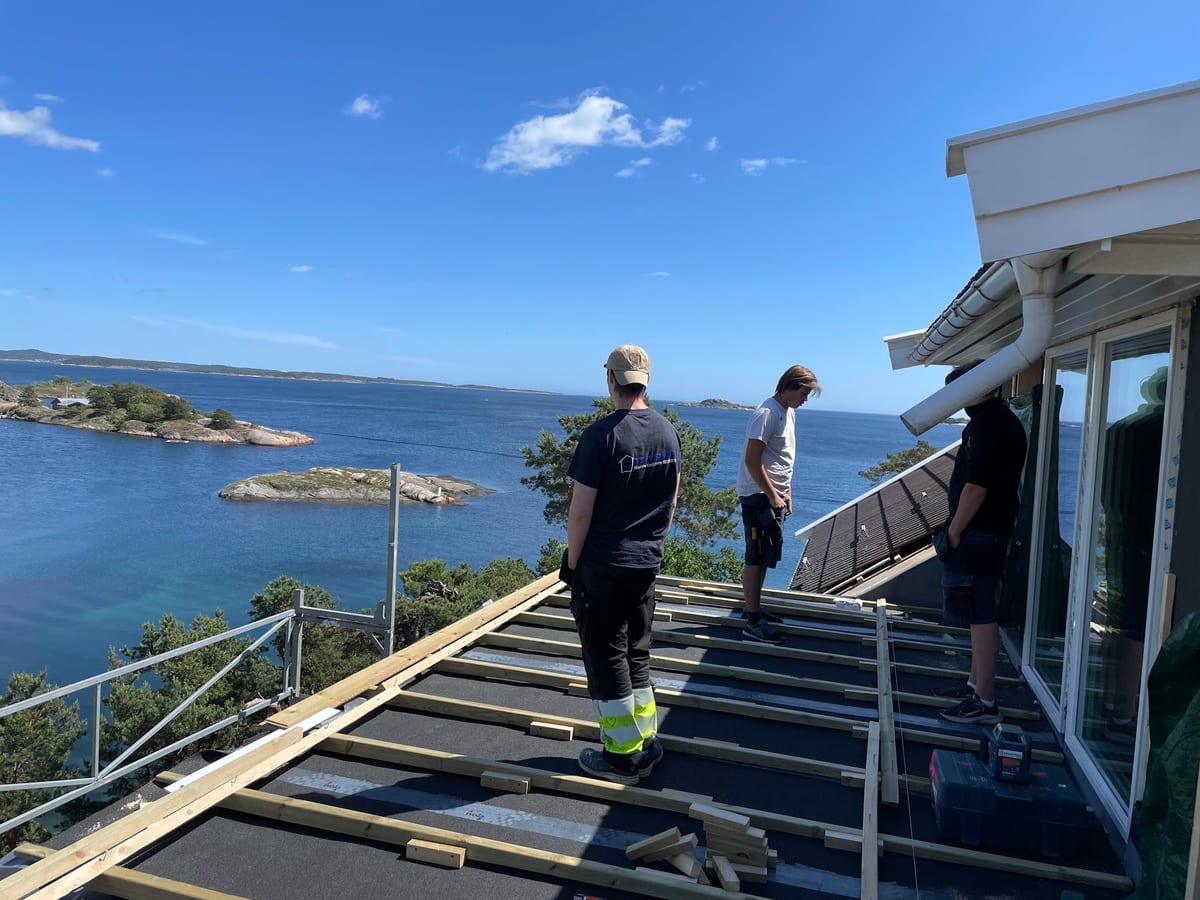 Takarbeid på hus ved sjøen i Kristiansand