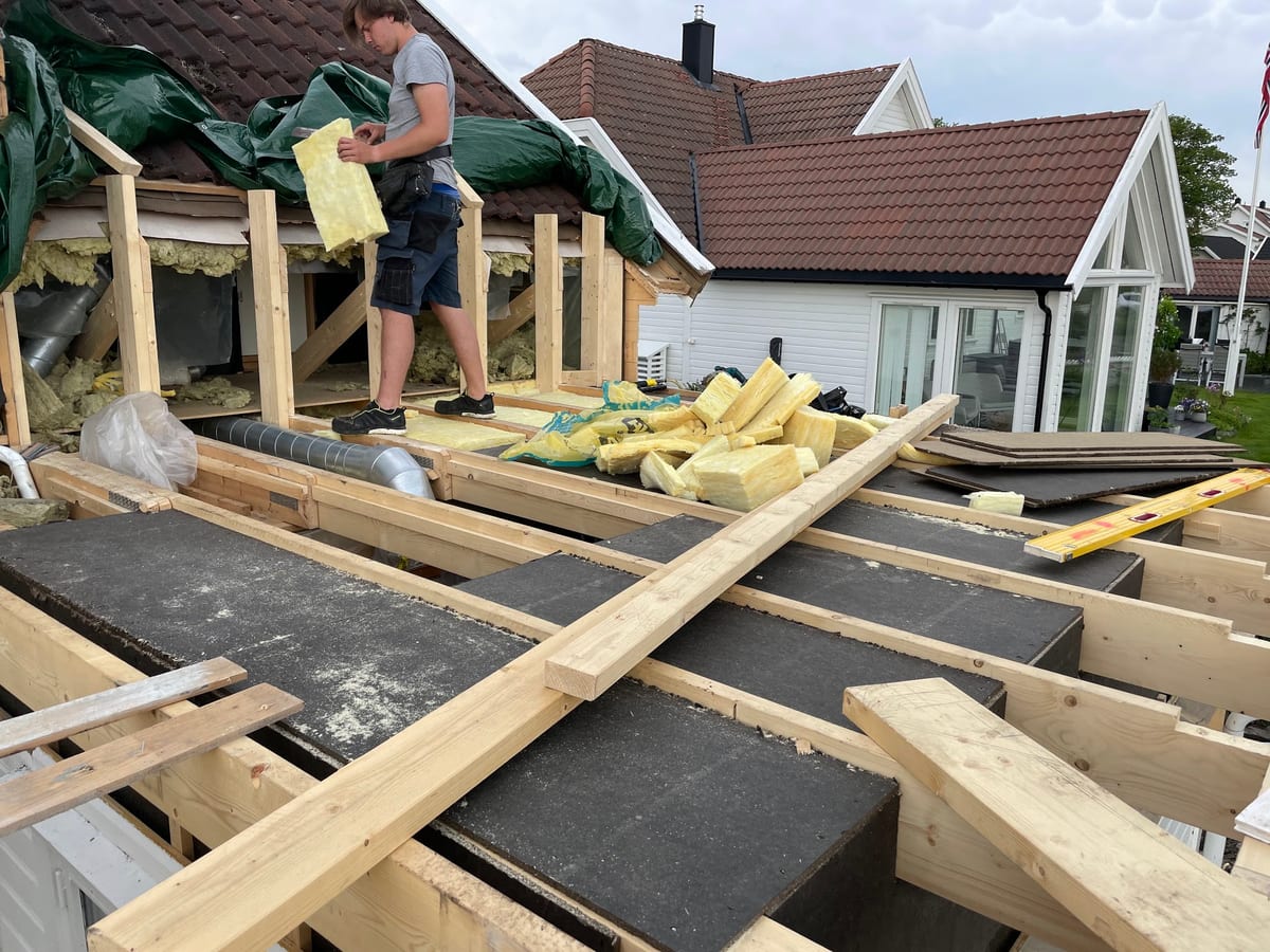 Bjelkelag til ny terrasse under bygging ved et hus i Kristiansand